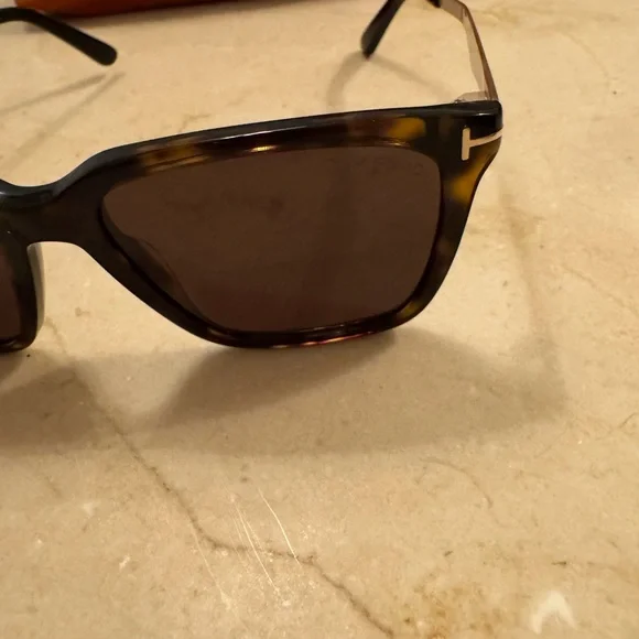Tom Ford Garrett sunglasses
Garrett TF862 52E 54<017 145 *3
Brown - Picture 6 of 8